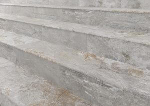 PELDAÑO GRADONE DOLOMITE 33X120 porcelánico antideslizante